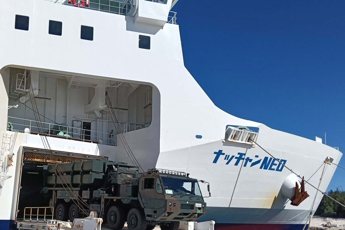 日本陸上自衛隊將現役12式地對艦誘導彈送至南鳥島訓練場。 圖：翻攝「X」@JGSDF_pr