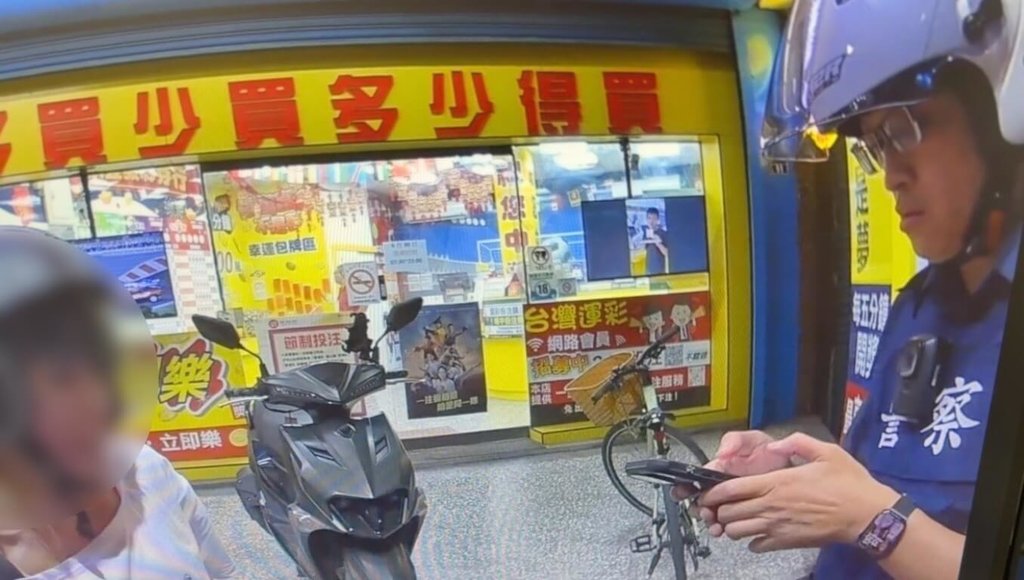 苗栗縣頭份市44歲徐姓女子（左）28日深夜騎車返家途中，因車速過快且未打方向燈遭員警攔檢，除快篩檢測發現毒駕，並查獲安非他命、依托咪酯菸彈等證物，依違反公共危險、毒品等罪嫌送辦。（警方提供）中央社記者管瑞平傳真　115年6月29日