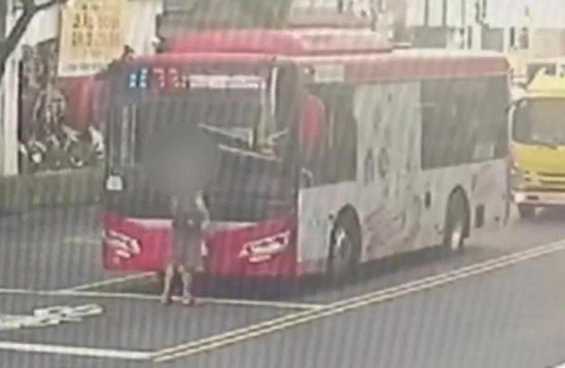 詹姓老翁肉身擋公車，並與司機理論。 圖：翻攝畫面