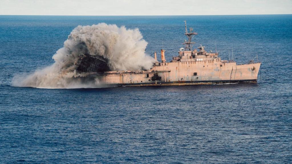 美國海軍已退役奧斯汀級兩棲船塢運輸艦「朱諾號（LPD-10）」，26日在「勇敢之盾2026」聯合軍演的SINKEX擊沉演習中充當靶船。圖為日本海上自衛隊潛艦發射魚雷命中船尾。 圖：翻攝DVIDS網站