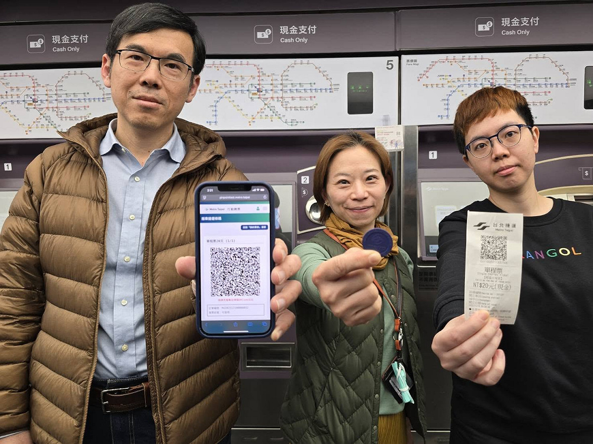 旅客可於全線各車站自動售票機購買，或透過「台北捷運Go」App使用信用卡或行動支付線上購票，進出站時，只需將QR Code對準閘門掃描區感應即可。 圖：翻攝自台北捷運官方臉書