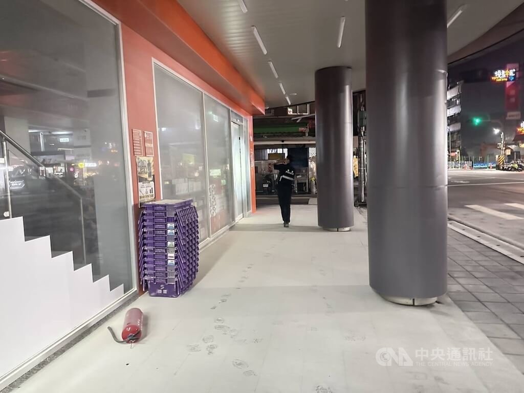 新北市警察局三重分局29日凌晨獲報，有女子持滅火器朝連鎖藥妝店的店面外猛噴，員警到場時，涉案女子已離去，後續將通知到案說明。（翻攝照片）中央社記者王鴻國傳真　115年6月29日
