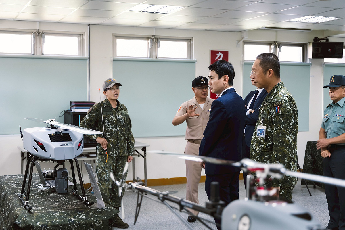 立法院外交及國防委員會召委、民進黨立委陳冠廷視察無人機統訓練指揮部 圖：陳冠廷辦公室提供