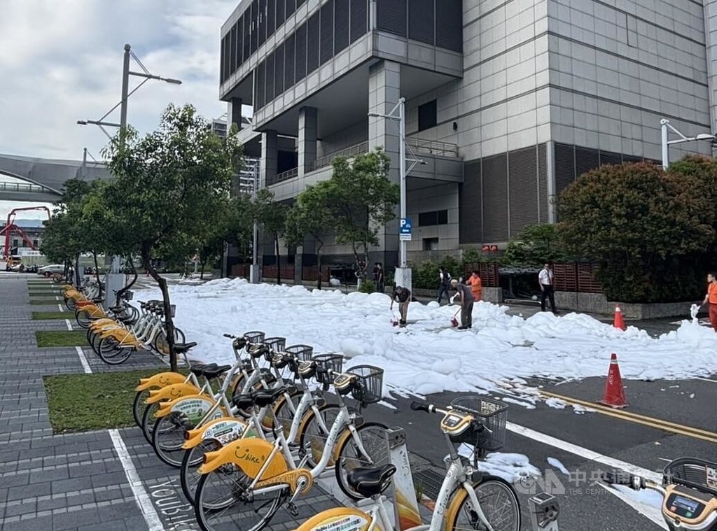 台北市消防局29日下午獲報，高鐵南港站發生機房泡沫設備不明原因放射，造成大量白色泡沫溢流至路面，隨即派員到場協助清理。（翻攝照片）中央社記者黃麗芸傳真　115年6月29日