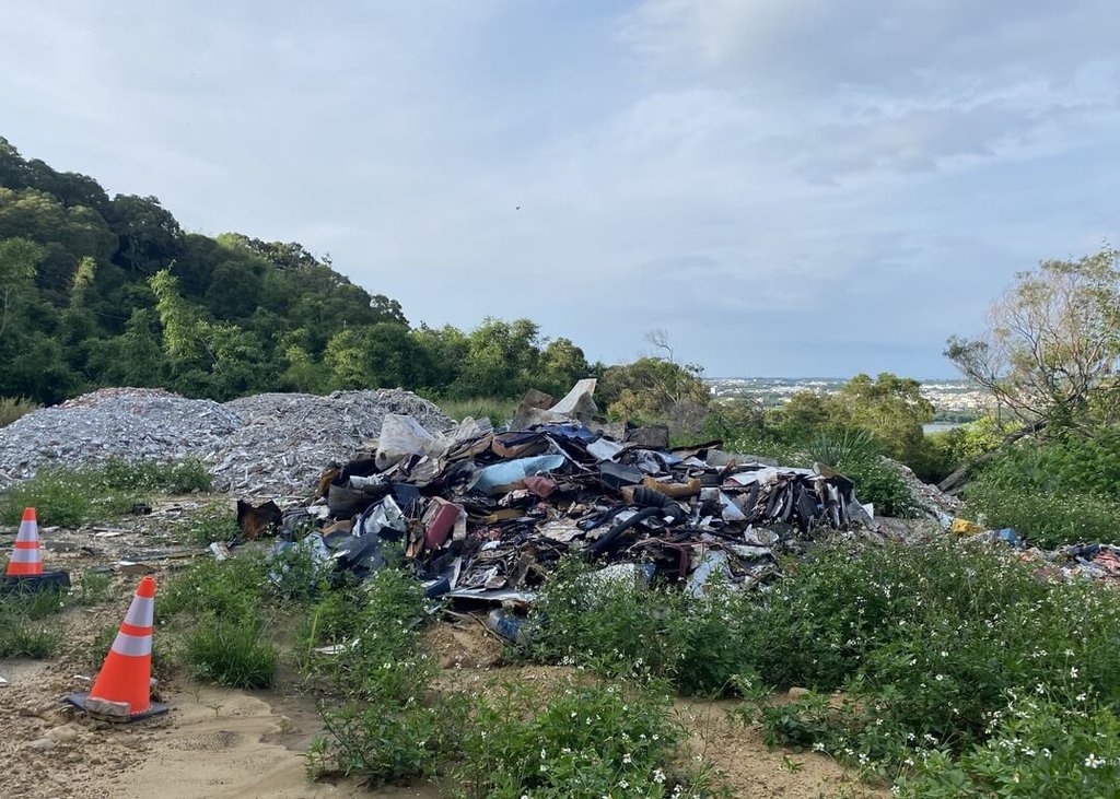 苗栗縣後龍鎮公司寮登山口民國113年遭濫倒廢棄物，檢警環專案小組調查發現，白姓回收業者與再利用機構聯手以合法掩護非法，進行非法清除及不實申報，檢方偵結。（苗栗縣政府環保局提供）中央社記者管瑞平傳真　115年6月29日