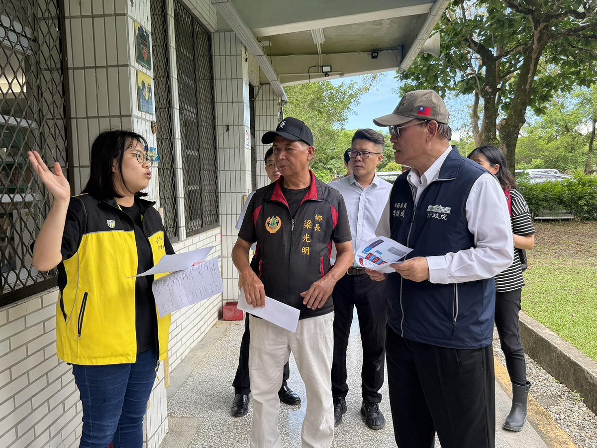 行政院政務委員季連成赴萬榮鄉明利國小及鳳林鎮鳳林樂活會館，實地瞭解收容空間、生活照護及民生物資整備情形。 圖：行政院提供