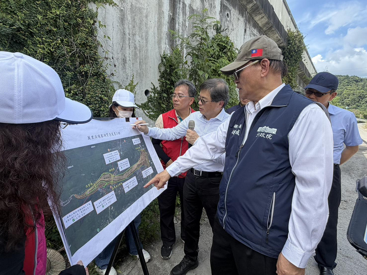 行政院政務委員季連成聽取經濟部水利署第九河川分署說明堤防加高工程進度。 圖：行政院提供
