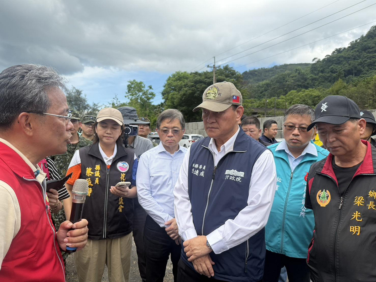 行政院政務委員季連成親赴花蓮縣萬榮鄉及鳳林鎮視察。 圖：行政院提供