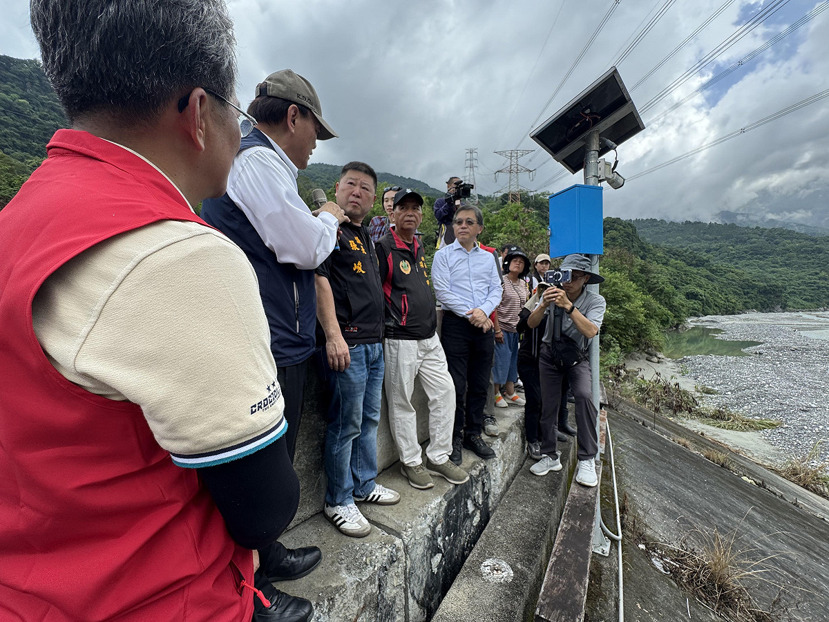 行政院政務委員季連成與第九河川分署共同勘查萬里溪河道沿岸待補強處。 圖：行政院提供
