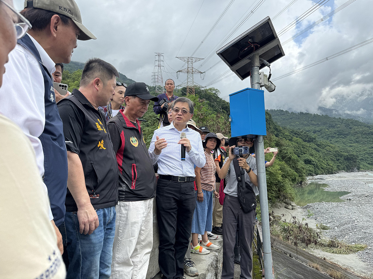 行政院政務委員季連成與第九河川分署共同勘查萬里溪河道沿岸待補強處。 圖：行政院提供