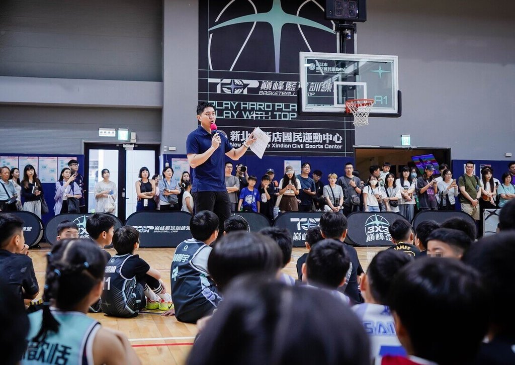 2026夏季巔峰盃3X3籃球賽28日落幕，彙聚從小學、國中到高中、社會人士等各年齡層數百名籃球愛好者。圖為巔峰盃創辦人吳宏政（中立者）向選手說明比賽規則與注意事項。（巔峰盃提供）中央社記者陳容琛傳真　115年6月29日
