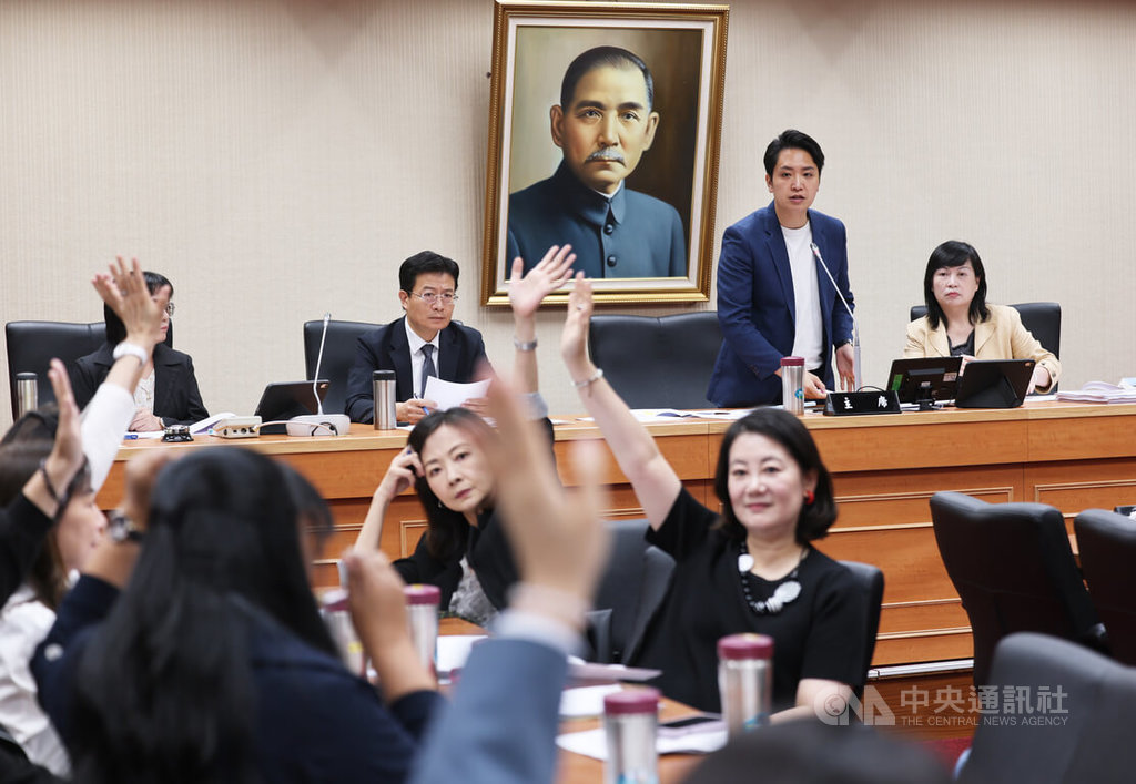 鄭英耀缺席教委會 教育部：事前已向召委請假獲准