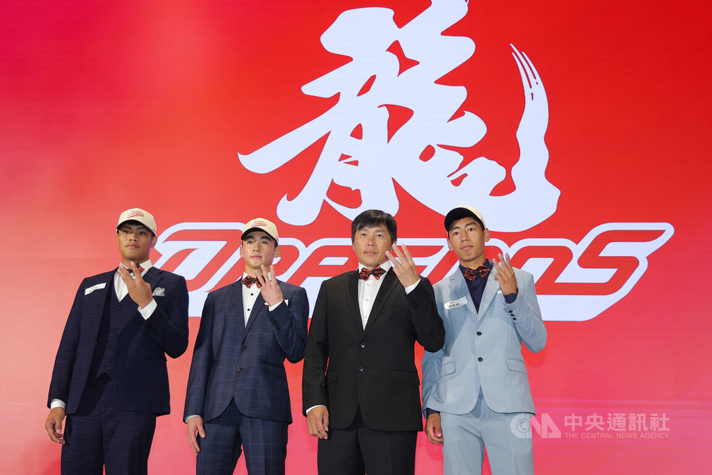 2026中華職棒新人球員選拔會29日在台中落幕，味全龍總教練葉君璋（右2）與獲選新秀廖永詮（左1）、黃宥儒（左2）、傅振閎（右1）合影。中央社記者翁睿坤攝　115年6月29日