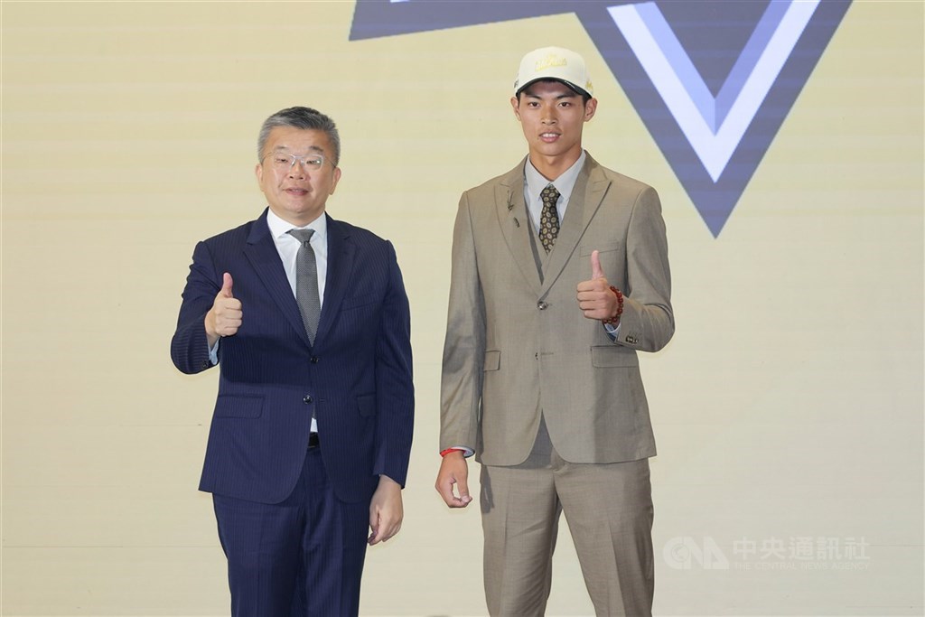 2026中華職棒新人球員選拔會29日在台中舉行，高苑工商許書誠（右）在首輪被第5順位的中信兄弟隊選中，也成為中職首名來自金門的野手。圖左為中職會長蔡其昌。中央社記者翁睿坤攝　115年6月29日