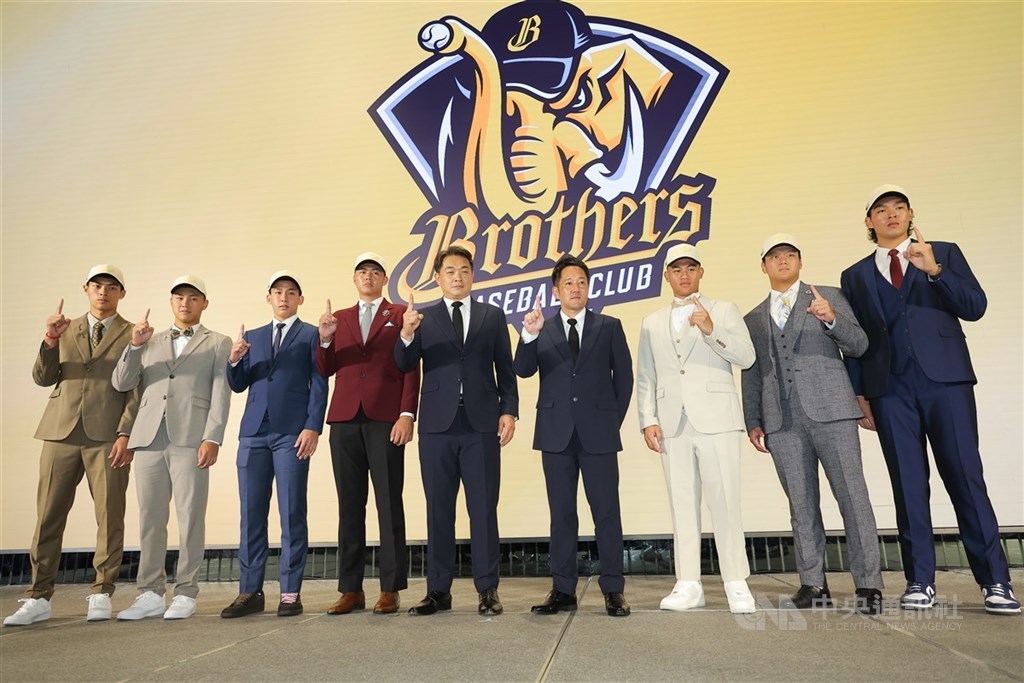 2026中華職棒新人球員選拔會29日在台中落幕，中信兄弟總教練平野惠一（右4）、領隊彭政閔（右5）與獲選新秀許書誠（左1）、巫宏威（左2）等一同合影。 中央社記者翁睿坤攝　115年6月29日
