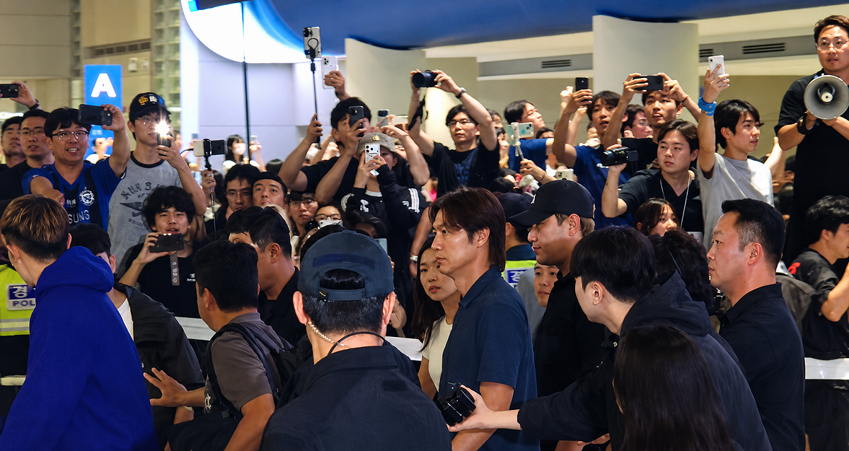 韓國國家隊前教練洪明甫30日晨抵達仁川機場時未遭投擲異物，但仍遭球迷怒罵且現場噓聲不斷。 圖：翻攝自뜨거운김치YT（資料照）