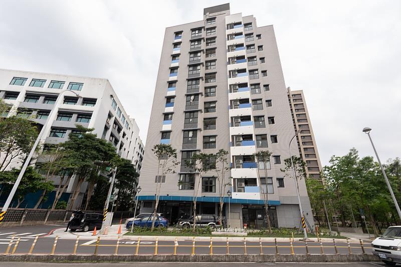 社會住宅被視為降低青年居住負擔的重要政策工具，但整體供給仍難以完全緩解高房價帶來的購屋壓力。圖為國家住都中心社會住宅。 （圖：國家住都中心提供）