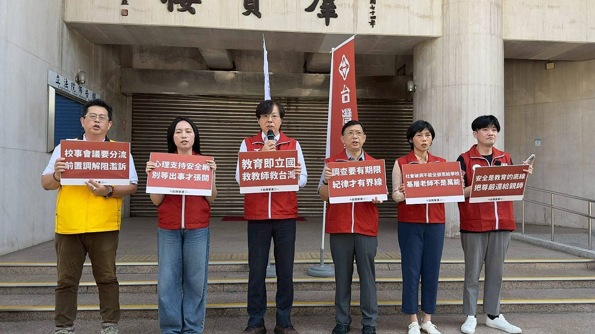 基進黨推薦的無黨籍高雄市議員參選人薛兆基(左一)，主張從制度設計著手，建立兼顧學生權益與教師權益的新機制。 圖：薛兆基競總/提供