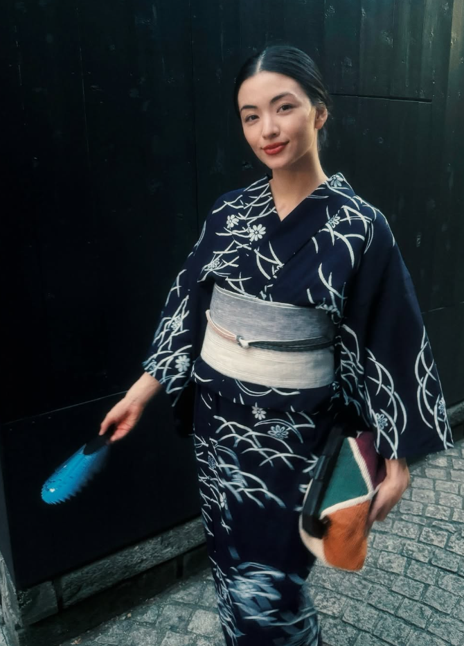 如今女方身分被挖出，是日本美女歌手兼藝術家荒卷繪美(Emi Aramaki)。 圖：翻攝自荒卷繪美IG