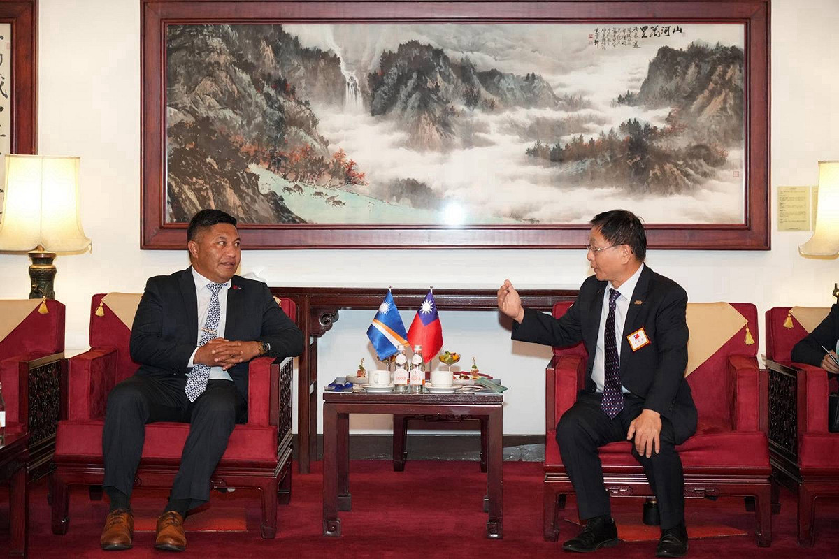 外交部常務次長葛葆萱代表我國政府歡迎馬紹爾群島共和國外交暨貿易部長康仁德率團來訪。 圖：外交部提供