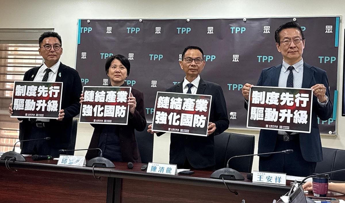 民眾黨團30日公布黨版無人機條例，黨團總召陳清龍（右二）、副總召王安祥（右一）、幹事長邱慧洳（左二）、立委洪毓祥都出席。