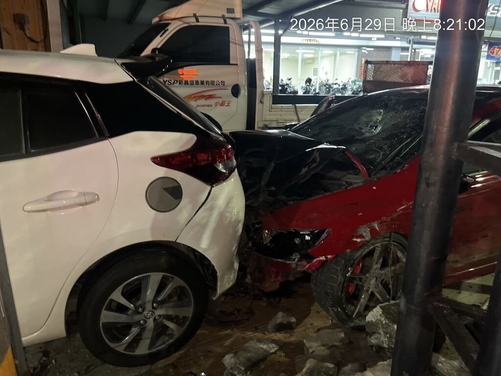 24歲何姓男子29日駕駛車輛沿高雄市路竹區中山路行駛，不明原因偏向機慢車道，與2部機車發生碰撞，事故造成2名機車騎士送醫不治，何男詢後依過失致死等罪嫌移送橋頭地檢署偵辦。（高雄市政府警察局湖內分局提供）中央社記者張已亷傳真　115年6月30日