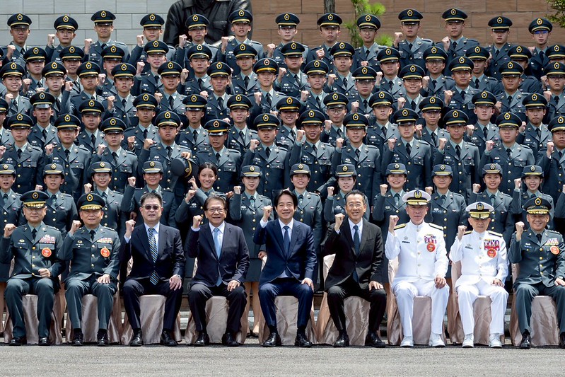 國防部今（30）日舉行「115年三軍八校院聯合畢業典禮」，賴清德總統和軍校畢業生合影。 圖：總統府提供