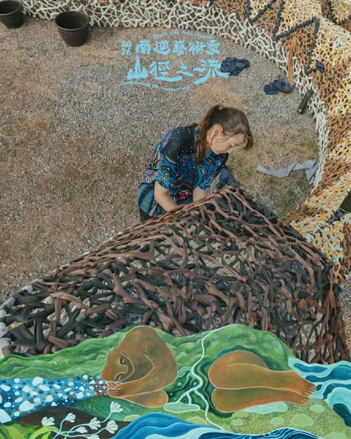 來自墨西哥的Lua Rivera構建了大規模的宜居環境，這些環境充當了根系空間系統。將巢穴、網和菌絲網中觀察到的生物構造邏輯轉化爲通過具身過程和材料協商形成的拉伸結構。 圖：翻攝自南迴藝術季臉書