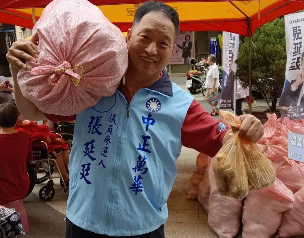 國民黨台北市議員參選人張延廷遭爆料，其愛心義賣的關廟麵原價160元，但他只賣10元，遭人質疑有對價賄選之嫌，30日有民眾赴台北地檢署告他。 圖：翻攝自張延廷臉書