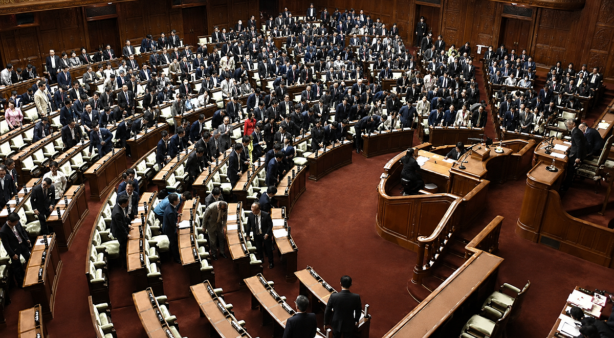 日本眾議院30日表決通過日本國旗損壞罪法案，但除了執政聯盟外，所有在野黨都缺席表決。 圖：翻攝衆議院インターネット審議中継網