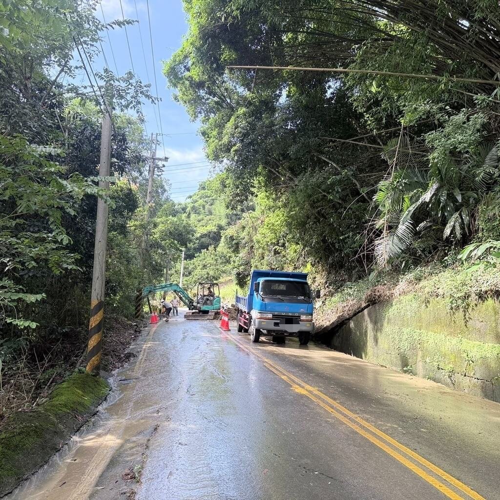 連日降雨，台中市石岡區中91線頭坪巷2公里處邊坡29日晚間大規模土石崩落；台中市政府警察局東勢分局說，預計30日完成搶修，恢復雙線通車。（民眾提供）中央社記者郝雪卿傳真　115年6月30日