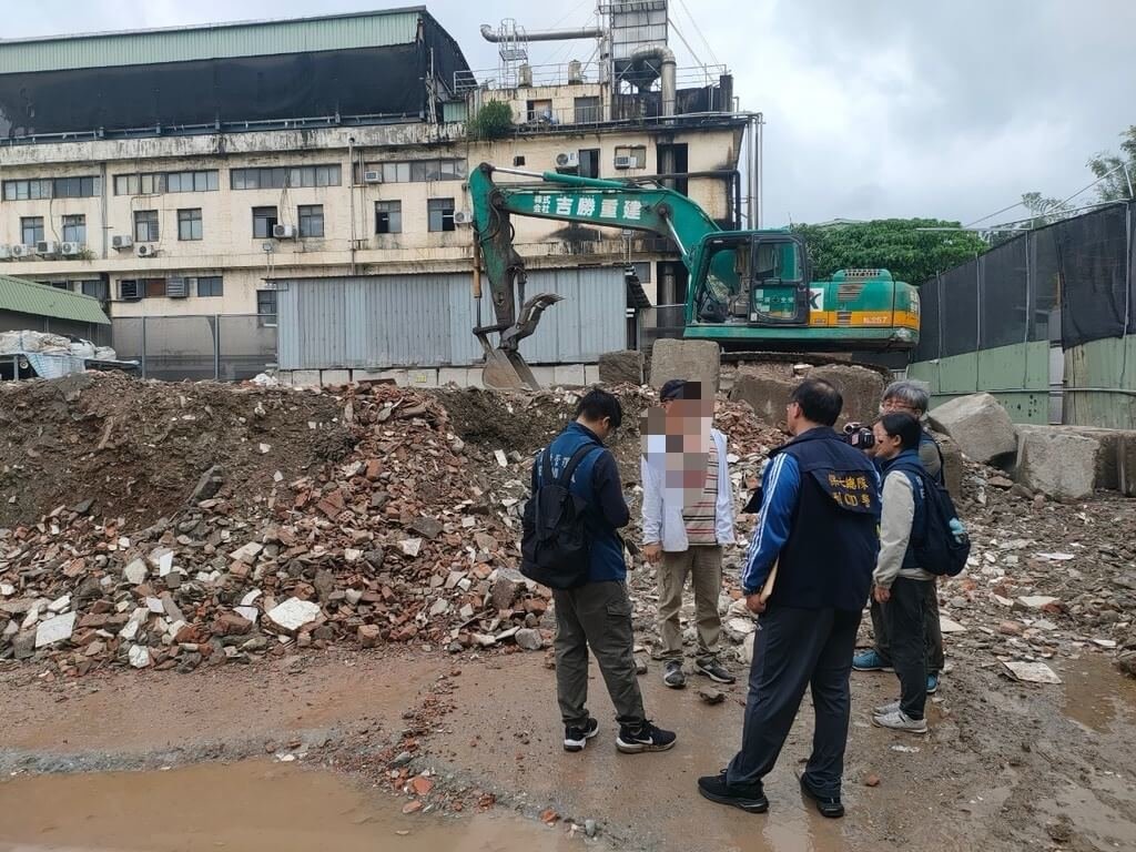 警方民國113年查獲曳引車在東勢非法倒廢棄物，進而追查到在桃園市經營環保簡易分類場的鄒姓負責人聯合車隊，運廢棄物到中南部農地、魚塭。雲林地檢署30日偵查終結，依法起訴鄒姓男子等40人。圖為查緝現場。（檢方提供）中央社記者姜宜菁傳真　115年6月30日