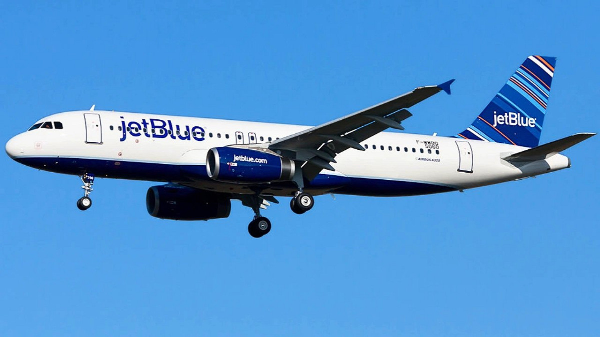 美國捷藍航空( jetBlue )的一架客機 29 日上午準備降落紐約甘迺迪機場時，意外與一架無人機相撞，美國聯邦航空管理局( FAA )也在第一時間宣布針對相關事件展開調查。 圖：翻攝自 @Aviationa2z X 帳號