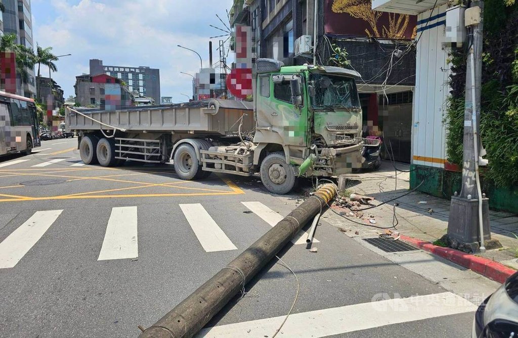 砂石車駕駛翁姓男子30日在台北市南港區為閃避要迴轉的前車，一時反應不及自撞電線桿，反遭警方查獲毒駕送辦。（翻攝照片）中央社記者黃麗芸傳真　115年6月30日