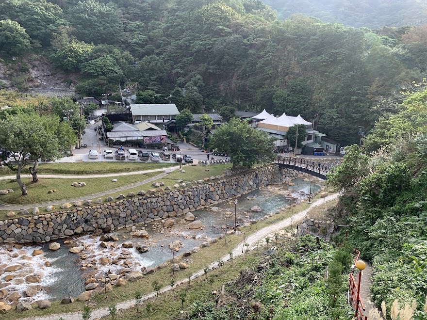 行義路溫泉特區擁有得天獨厚的溫泉資源與自然景觀，若完善周邊步道、停車、交通接駁及整體景觀規劃，可望進一步提升觀光品質，打造北台灣具代表性的國際級溫泉旅遊品牌。 圖：陳怡潔辦公室提供