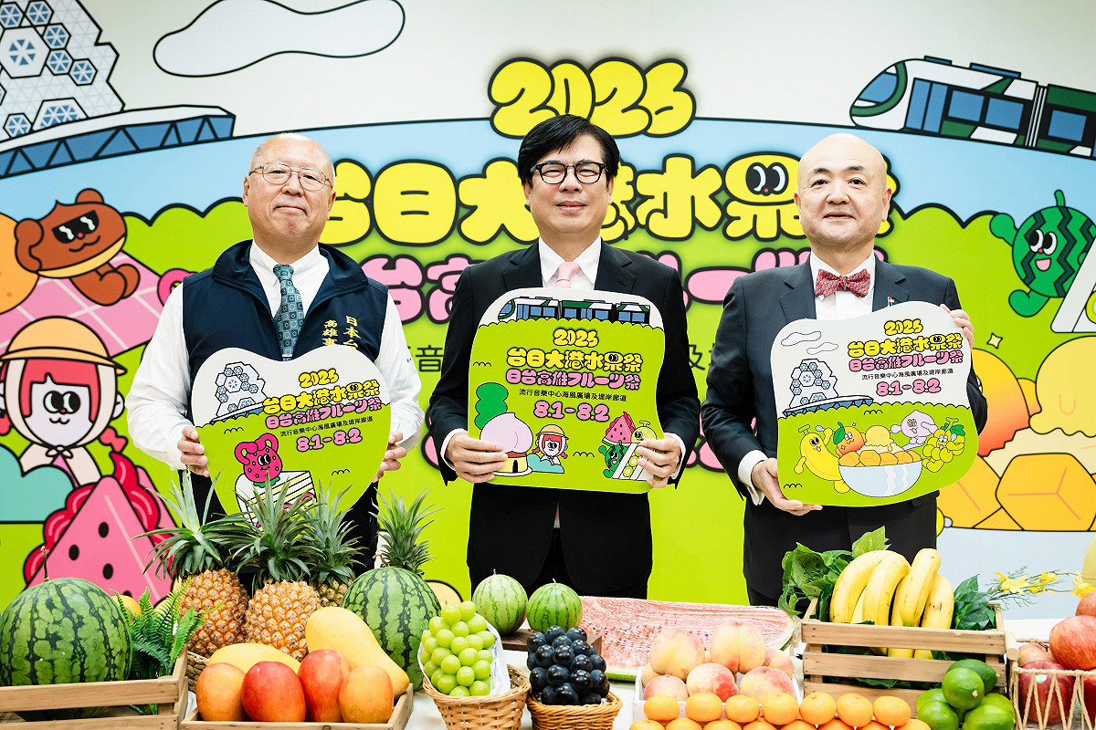 奧正史、片山和之、陳其邁(左至右)共同宣傳「2026台日大港水果祭」。 圖：高雄市行國處/提供