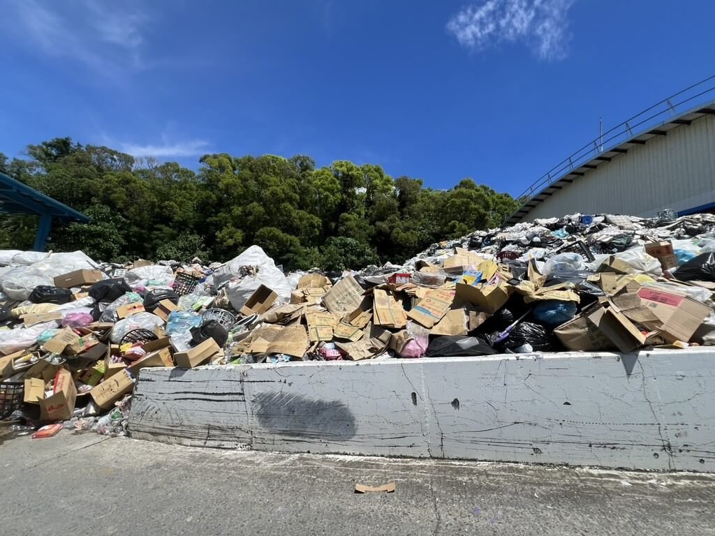 小琉球過去曾發生垃圾清運9次流標，導致島上臭氣沖天；2026年又面臨資源回收清運多次流標，30日開標又流標，已流標達15次。（民眾提供）中央社記者黃郁菁傳真　115年6月30日