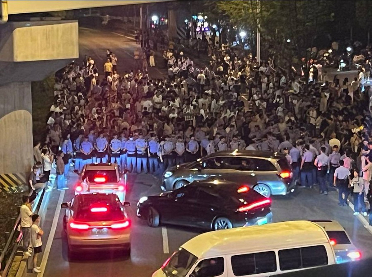 中國安徽省合肥市爆發群眾運動，數千人走上街頭，癱瘓道路時長達2小時。當地政府出動大批警力維持秩序。 圖：翻攝「X」@heiliao0