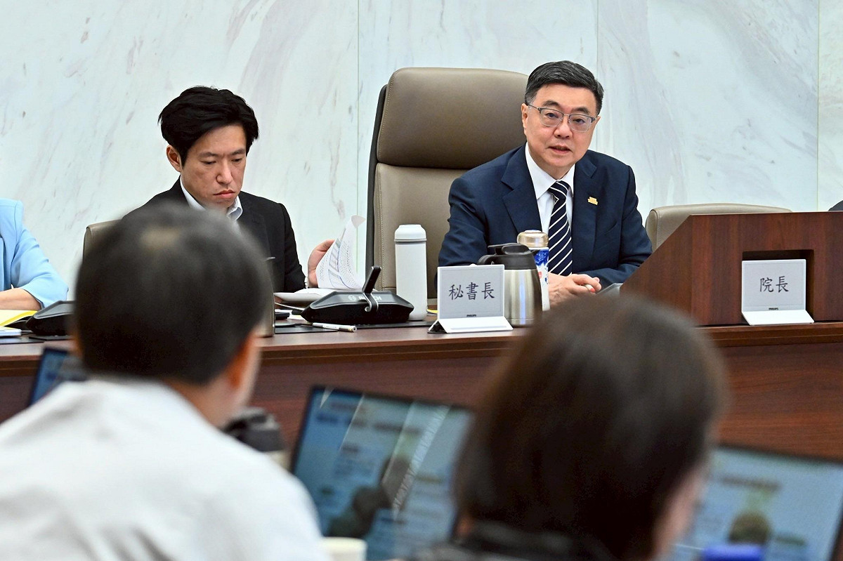 行政院長卓榮泰30日主持「行政院115年第3次治安會報」。左為行政院秘書長張惇涵。 圖：行政院提供