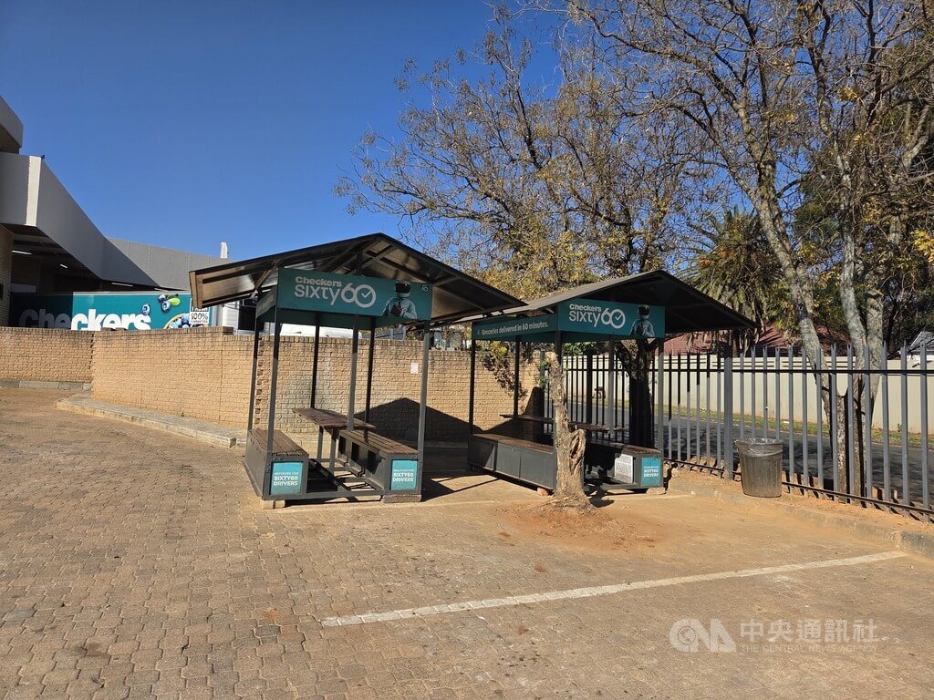 南非數月來反非法移民抗議加劇，公民團體30日在全國多處舉行示威；大型連鎖超市Checkers平常至少10位外送人員在等候區接單外送，今天空無一人。超市警衛表示，「外送人員全都是外籍，他們非常害怕今天會遭受波及，不敢來上班。今天只有南非人上班。」中央社記者李依璇約翰尼斯堡攝　115年6月30日 圖：中央社提供