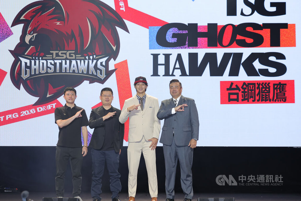 台灣職籃P. LEAGUE+聯盟新人選秀會30日在台北舉行，台鋼獵鷹以榜眼籤選入輔仁大學李盛新（右2），李盛新與球團總經理高景炎（右）等人比出球隊手勢合影。中央社記者翁睿坤攝　115年6月30日