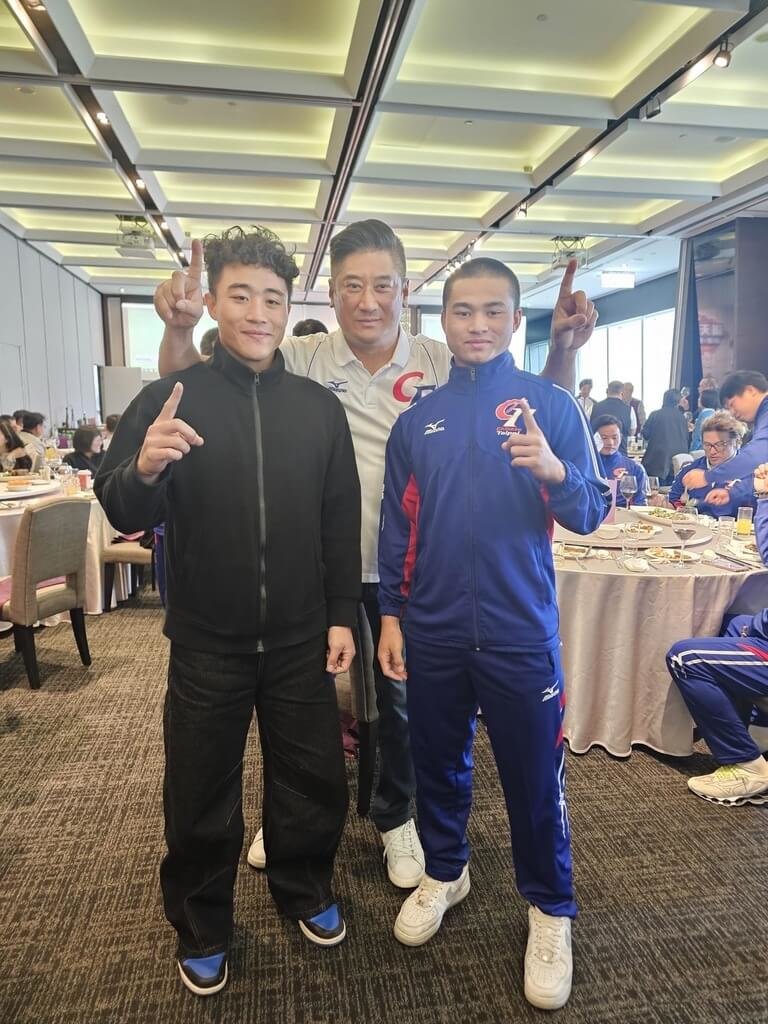 中信兄弟於中職選秀會第11輪指名普悠瑪事故倖存者王羽飛（左），中信慈善基金會董事長辜仲諒（中）這幾年一直掛心王羽飛狀況。圖為辜仲諒與王羽飛及其胞弟王羽翔（右）先前於感恩餐會相見歡。（中信慈善基金會提供）中央社記者謝靜雯傳真　115年6月30日