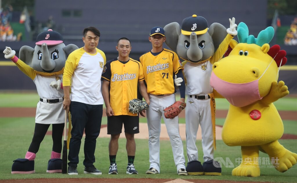 王羽飛（中）2020年受邀擔任中信兄弟台灣大賽第2戰開球投手，由「恰恰」彭政閔（左）擔任開球打者。（中央社檔案照片）