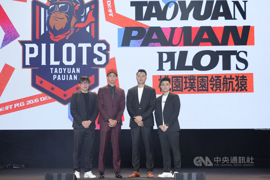 台灣職籃P. LEAGUE+聯盟新人選秀會30日晚間在台北舉行，桃園璞園領航猿首輪第4順位選入政治大學吳志鍇（左2），吳志鍇與領航猿副領隊暨球團發言人陳信安（右2）等人合影。中央社記者翁睿坤攝　115年6月30日
