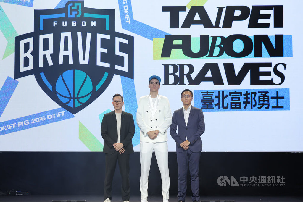 台灣職籃P. LEAGUE+聯盟新人選秀會30日晚間在台北舉行，手握探花籤的台北富邦勇士選中輔仁大學外籍生莫森（中），勇士領隊兼總教練許晉哲（右）等人台上與莫森合影。中央社記者翁睿坤攝　115年6月30日