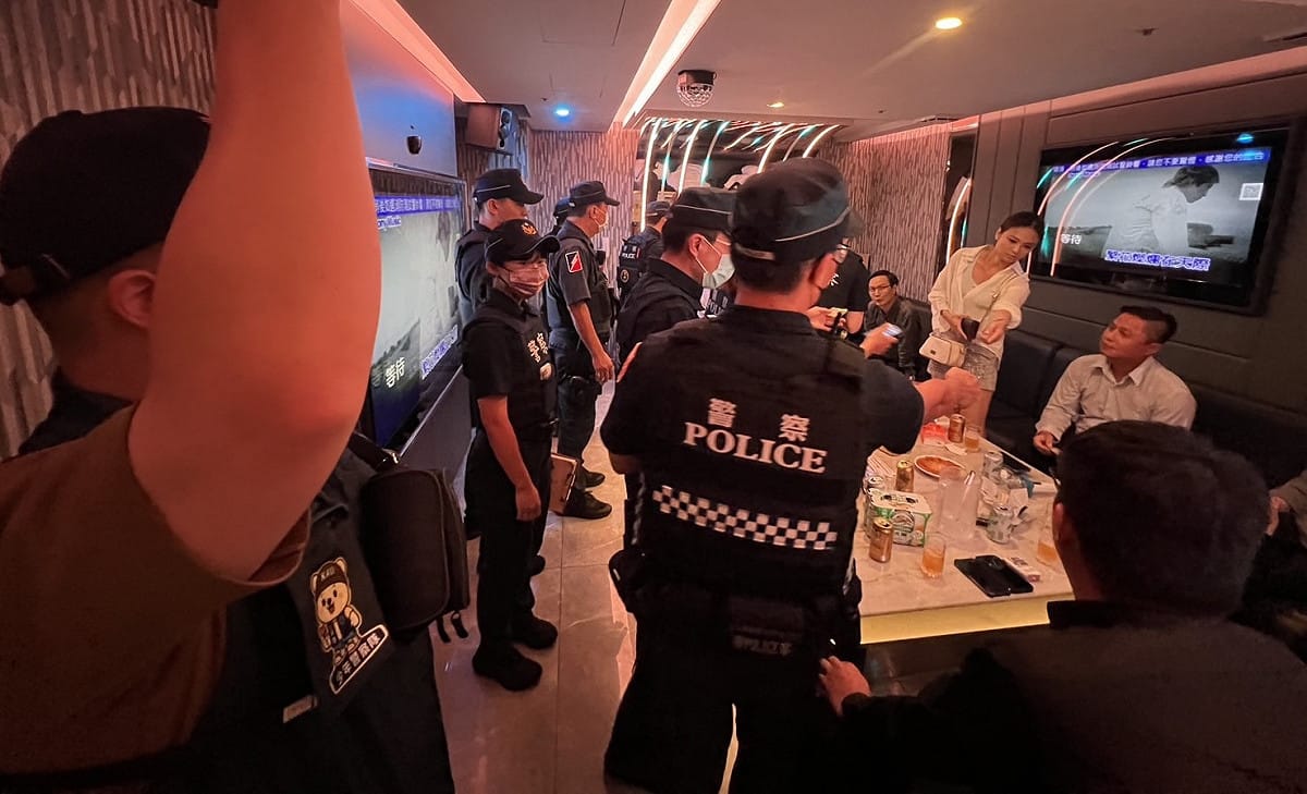 「青春專案首場擴大聯合稽查」臨檢KTV。 圖：高雄市政府警察局/提供
