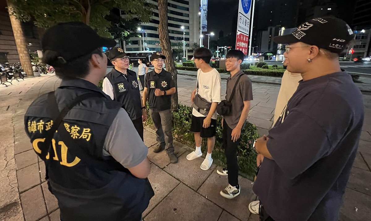 警方在臨檢場所外向大學生宣導暑期勿入打工陷阱，提倡健康娛樂活動。 圖：高雄市政府警察局/提供