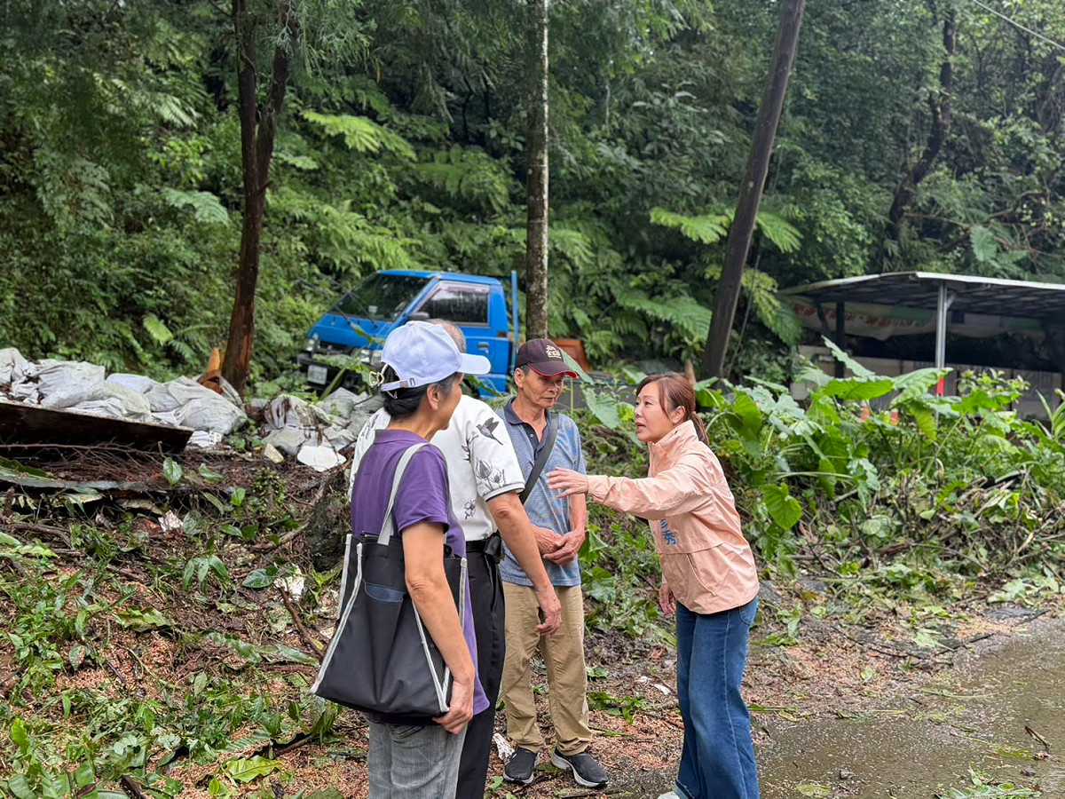 台北市內湖區於上月25日出現多處現積淹水以及土石崩塌情形，國民黨立委李彥秀上月29日勘災時表示，山坡可能遭民眾種植蔬菜、甘蔗等作物，並質疑是否因此導致土石較為鬆動。 圖：翻攝李彥秀臉書