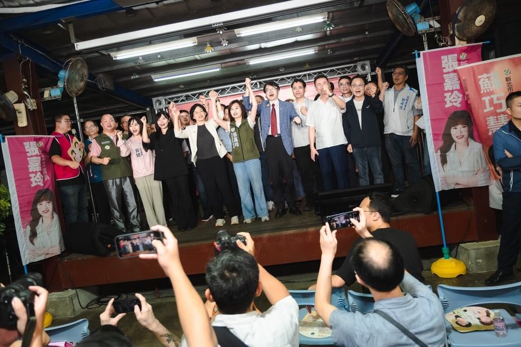 民進黨新北市長參選人蘇巧慧（前排左5）30日晚間與新北市議員張嘉玲（前排左6）在中和舉辦座談會，立委吳沛憶、黃捷等人都到場站台。（蘇巧慧競辦提供）中央社記者曹亞沿傳真 115年6月30日
