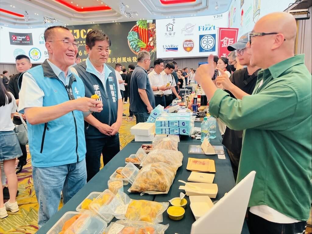 國民黨新北市長參選人李四川（左）30日出席台灣國際年輕廚師協會會員大會，參訪攤位與業者交流。（李四川競辦提供）中央社記者曹亞沿傳真 115年6月30日
